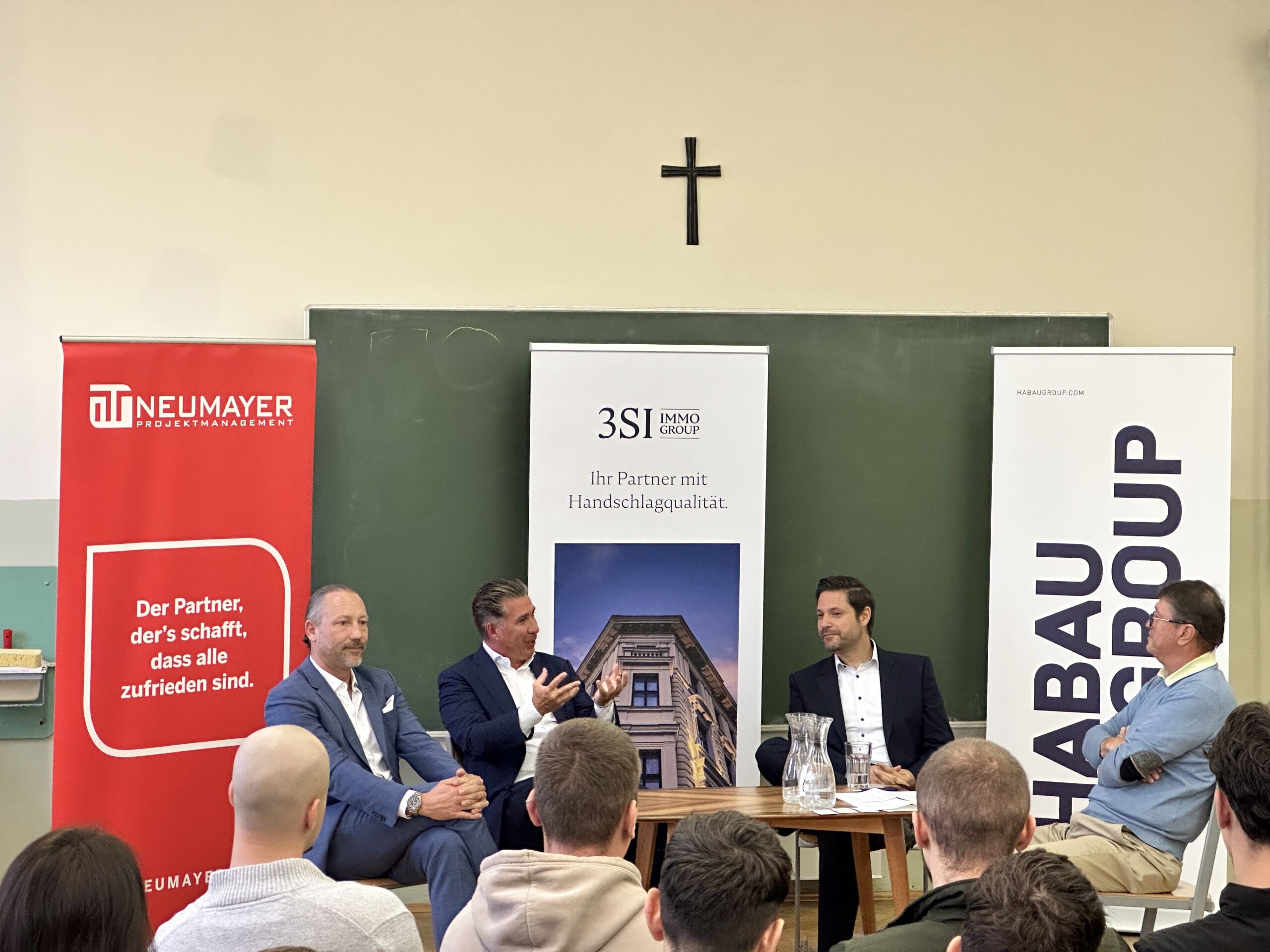 Ing. Markus Neumayer (Neumayer Projektmanagement), Ing. Michael Schmidt (3 SI) und Ing. Martin Jenewein (HABAU) ermöglichten Klassenfahrt nach Kopenhagen.