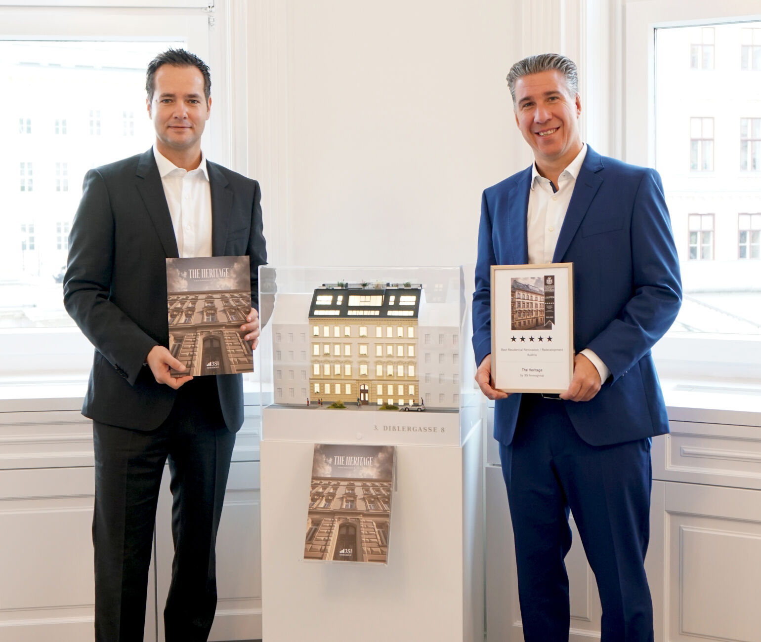 Bauherr Michael Schmidt und Makler Gerhard Klein freuen sich sichtlich über die internationale Auszeichnung.