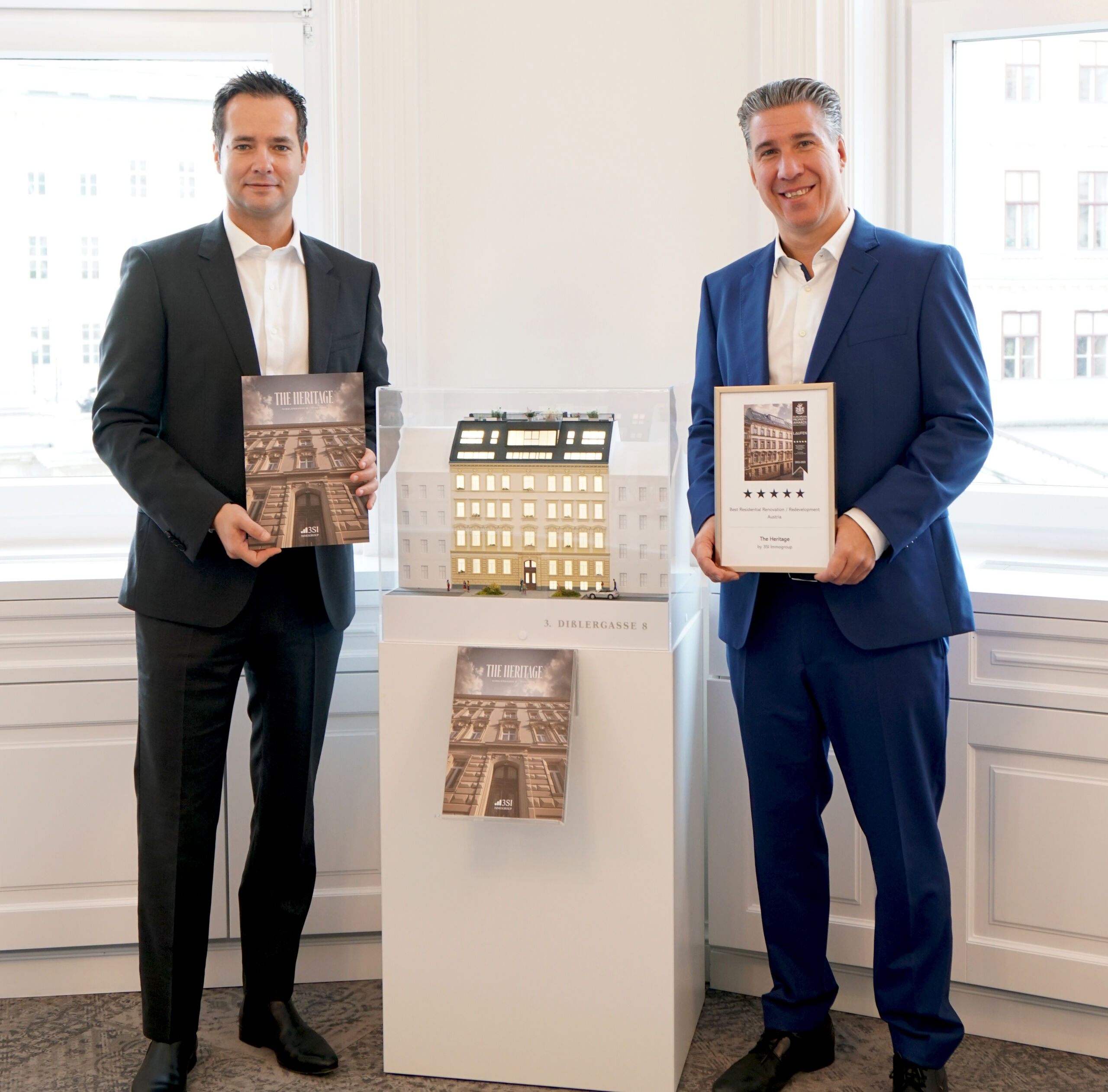 Bauherr Michael Schmidt und Makler Gerhard Klein freuen sich sichtlich über die internationale Auszeichnung. 