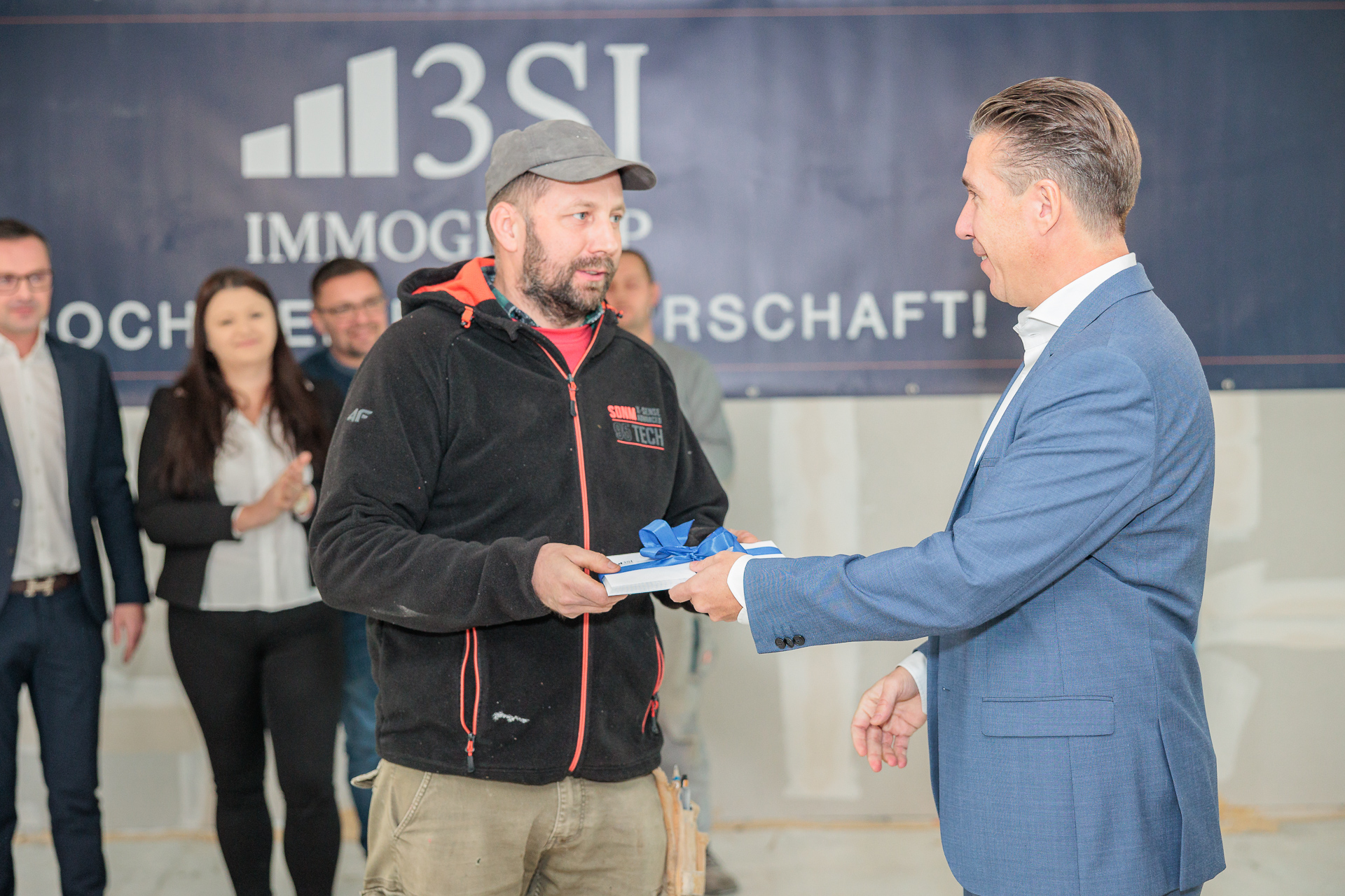 Geschäftsführer Michael Schmidt bei der Übergabe des Gleichengeldes der Großen Pfargasse 6 in Wien.