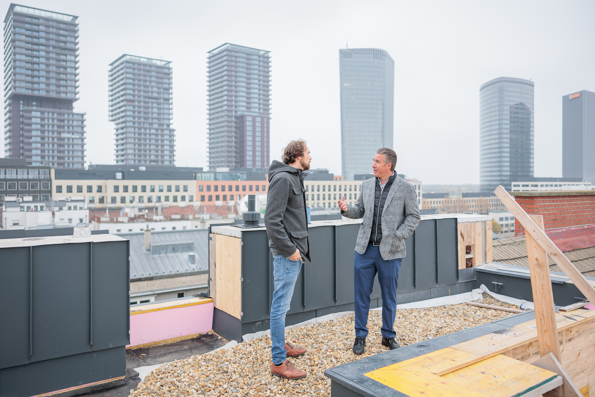 20 Bauarbeiter waren die letzten Monate in dem Stilaltbau unweit des Grünen Praters für die Errichtung des Dachgeschoßes tätig – final abgeschlossen soll der Ausbau und somit das Altbauprojekt CENTRAL MARK im Frühling 2023 sein.