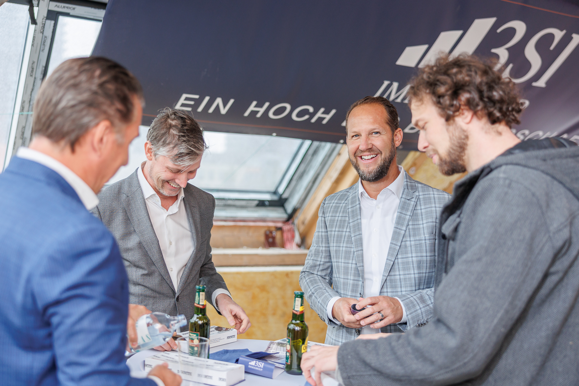 Neben etwa 1.500 m² an hochwertig revitalisierter Bestandsfläche wurden im Dachgeschoß des Gründerzeithauses rund 480 m² an neuer Wohnfläche geschaffen.