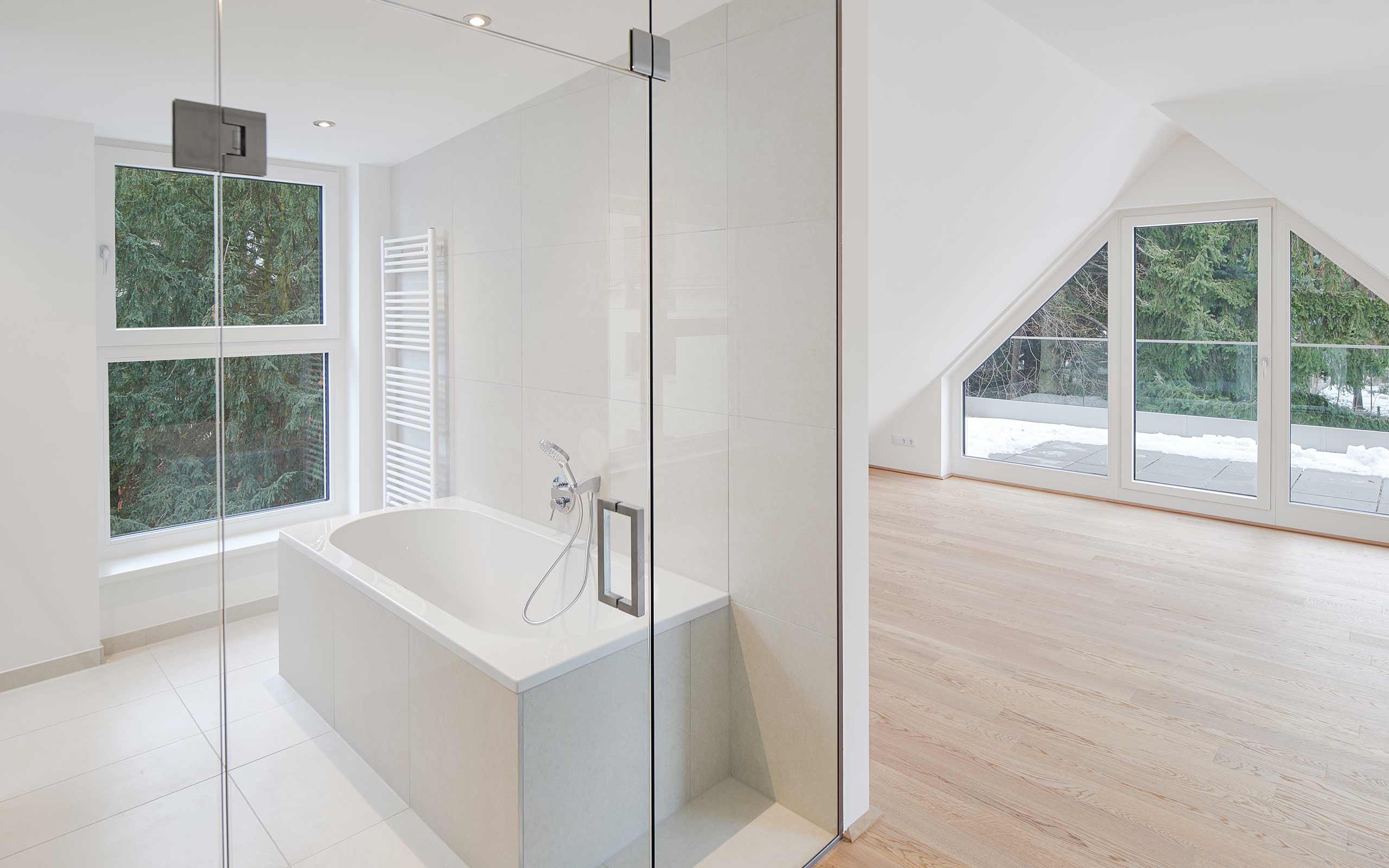 Moderne Badezimmer großzügig geschnitten im Neubauprojekt La Belle Vie