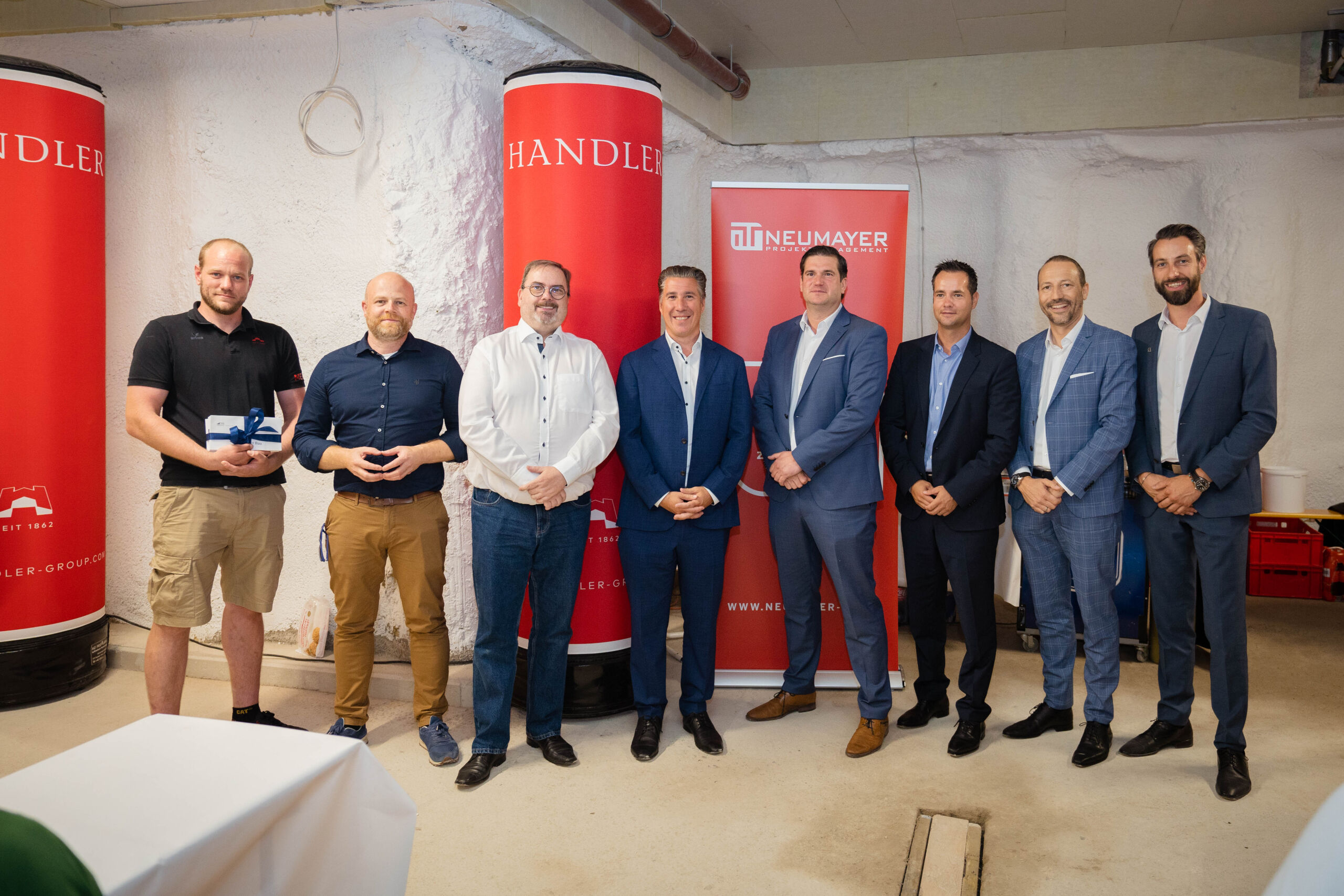Nach 13 Monaten Bauzeit konnte der Wiener Bauträger 3SI Immogroup zur Dachgleiche in die Albrechtskreithgasse 32, 1160 Wien laden.
Philipp Bleier (Polier | HANDLER), Peter Steininger (Architekt | forma), Thomas Brandstätter (SPÖ Ottakring | Vorsitzender Bauausschuss), Michael Schmidt (Geschäftsführer 3SI Immogroup), Mario Pichler (Leitung Bauabteilung 3SI Immogroup), Gerhard Klein (Geschäftsführer 3SI Makler), Markus Neumayer (Geschäftsführer Neumayer Projektmanagement), Michael Stadler (Prokurist | HANDLER) (v.l.n.r.)
