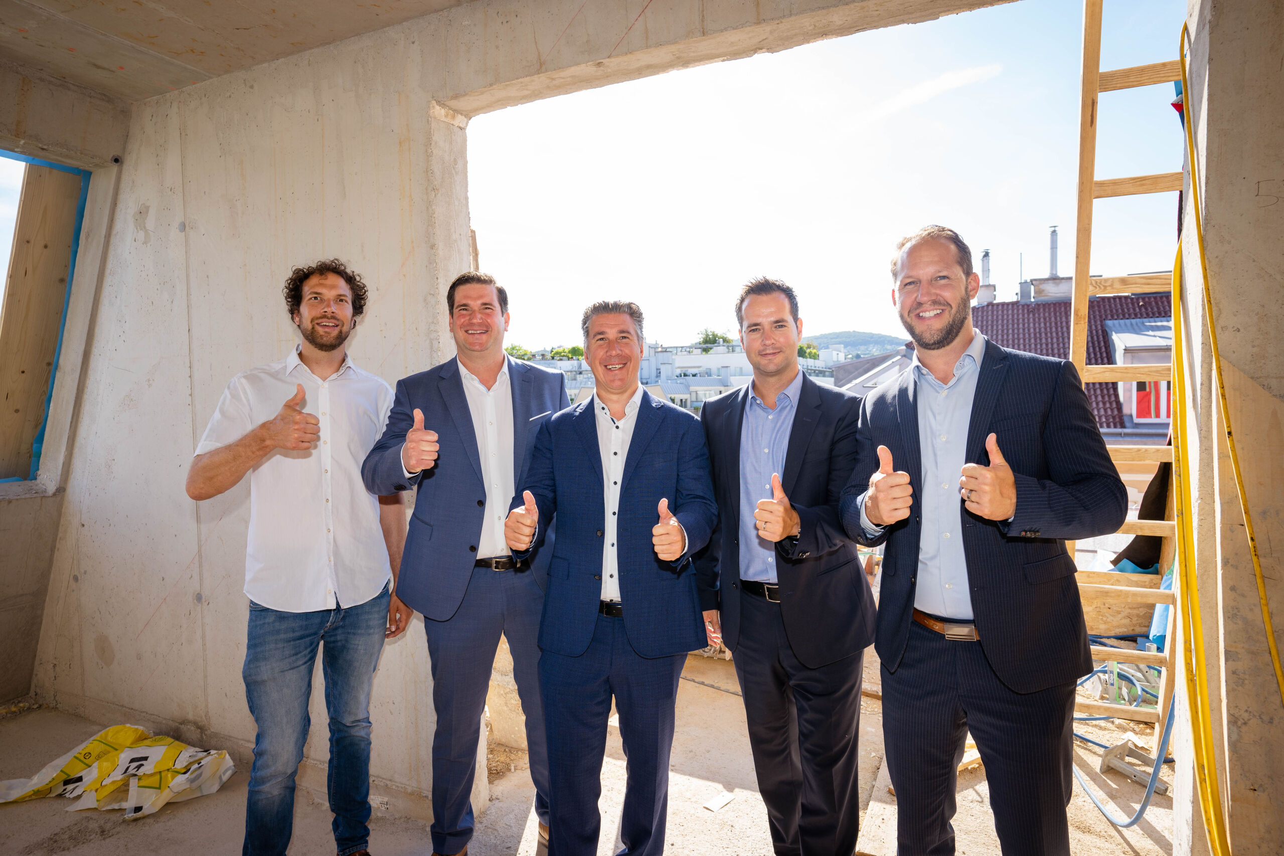 Michael Schmidt, Geschäftsführer der 3SI Immogroup, zeigt sich über das erfolgreiche Bauprojekt erfreut. 
Thomas Giesinger (Bauabteilung 3SI Immogroup), Mario Pichler (Leitung Bauabteilung 3SI Immogroup), Michael Schmidt (Geschäftsführer 3SI Immogroup), Gerhard Klein (Geschäftsführer 3SI Makler), Christian Ziegler (Prokurist 3SI Immogroup)