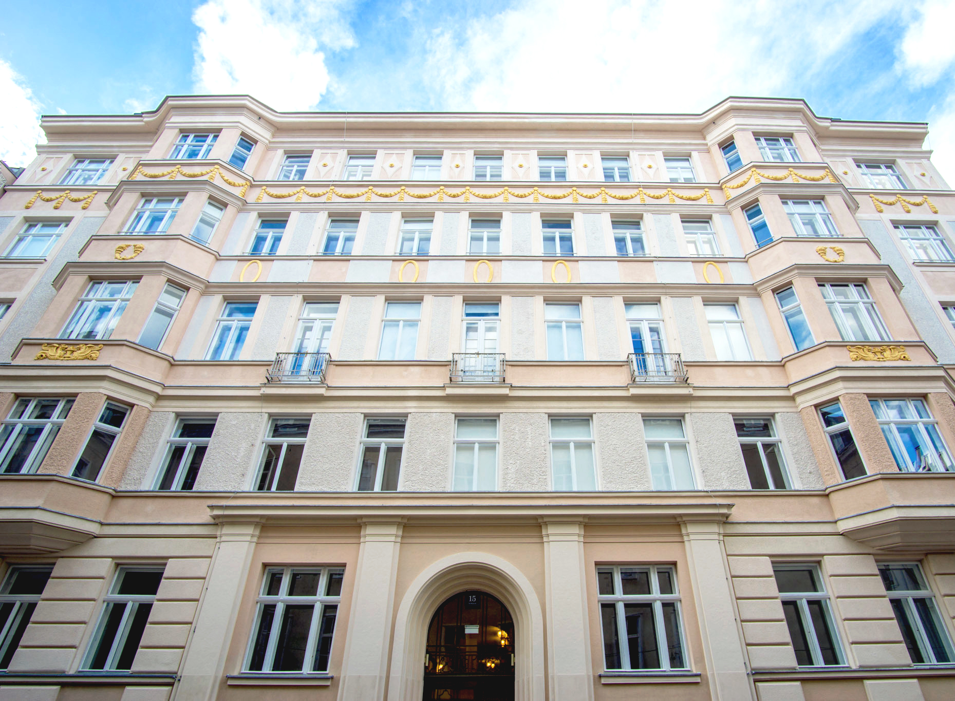 Typisch gegliederte Fassade im Stilaltbau Skodagasse 15 1080 Wien