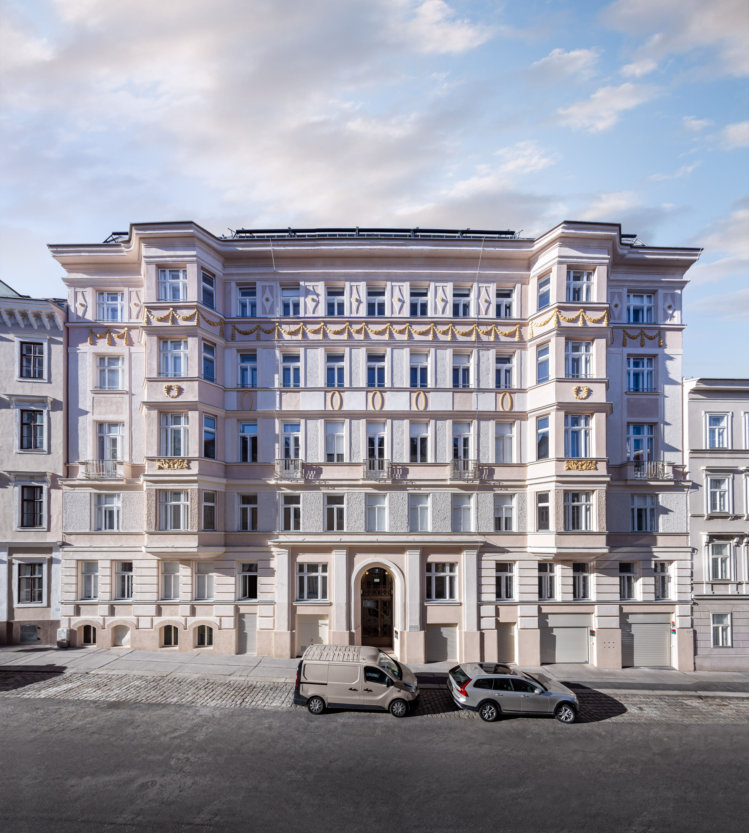 Die wunderschöne Fassade des Zinshauses in der Skodagasse erstrahlt nach der Revitalisierung in prunkvollem, neuen Glanz.