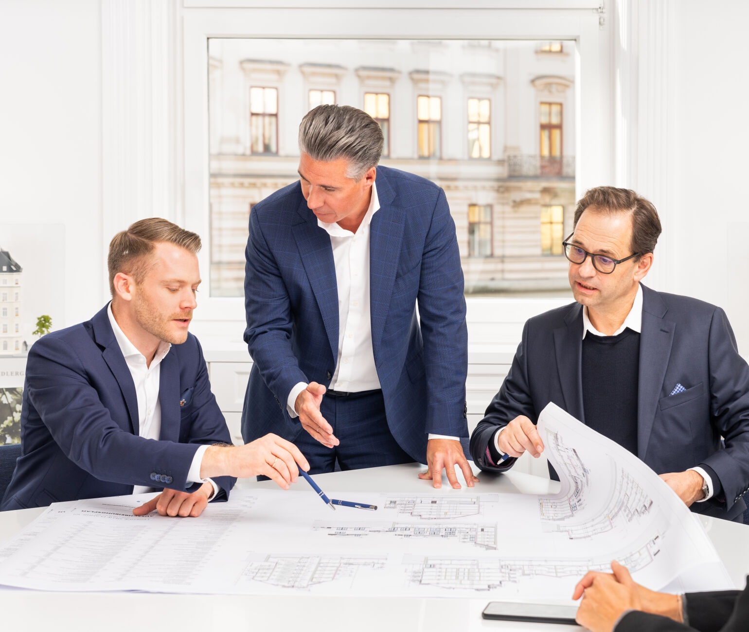 Michael Schmidt, Geschäftsführer der 3SI Immogroup, Marcus Scholz, Head of Real Estate und Markus Steinböck, Leitung Ankauf am Arbeitsplatz.