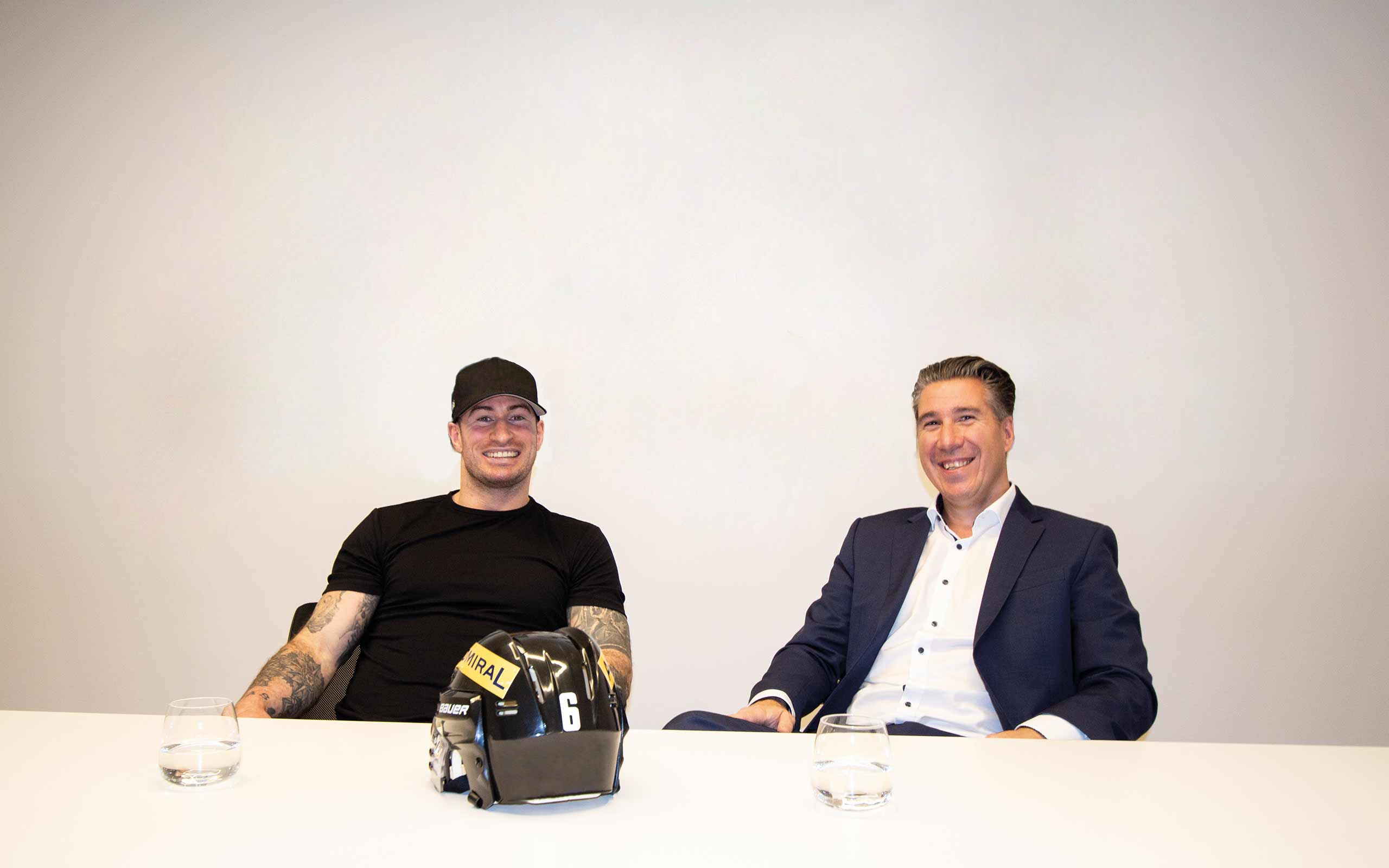 Michael Schmidt, Geschäftsführer der 3SI Immogroup, beim Gespräch mit Wiener Caps-Spieler Rafael Rotter