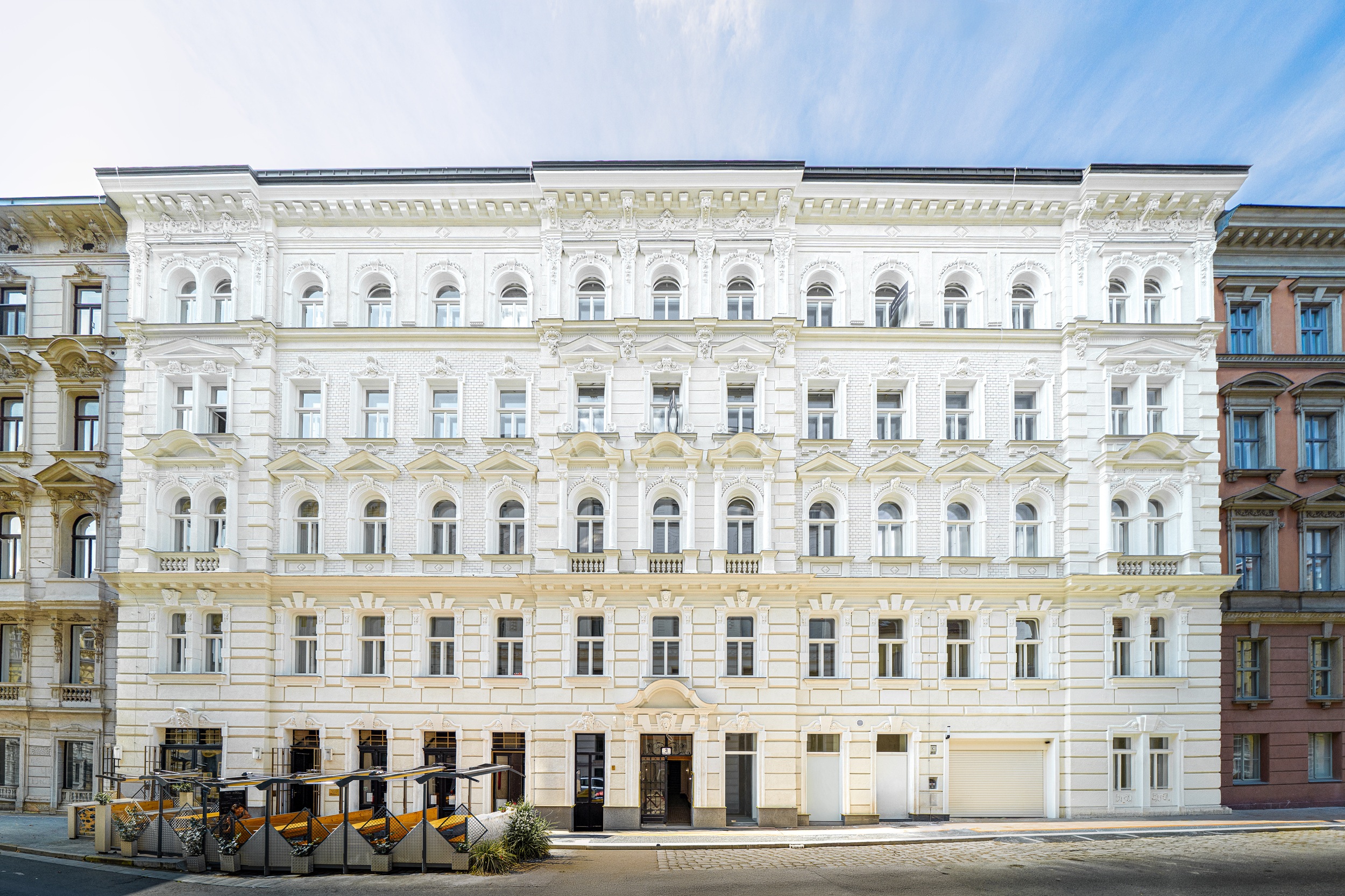 Die aufwendig restaurierte Gründerzeitfassade des PRUNKSTÜCKS in der Tendlergasse 3 am Wiener Alsergrund. | © 3SI Immogroup