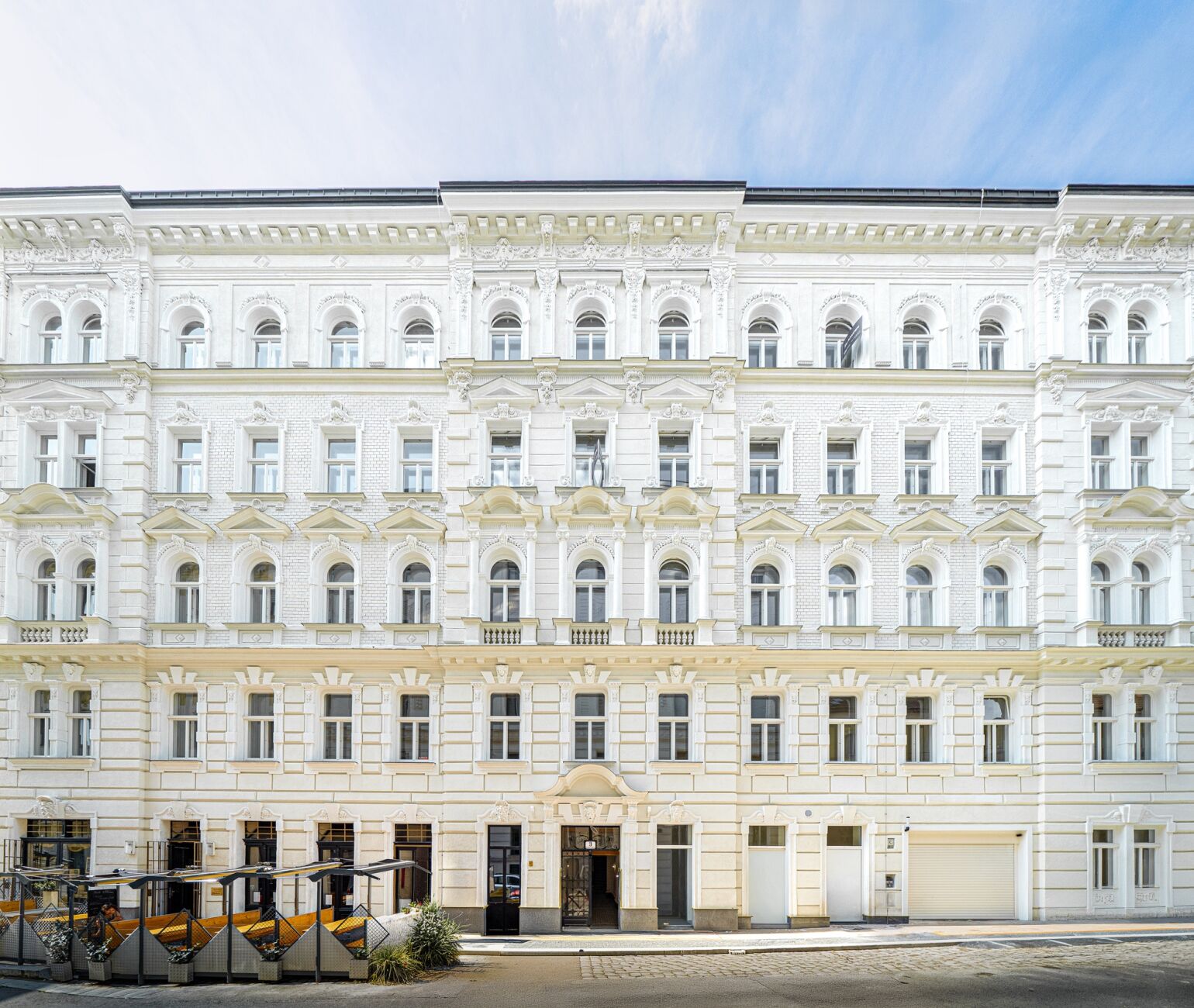Die aufwendig restaurierte Gründerzeitfassade des PRUNKSTÜCKS in der Tendlergasse 3 am Wiener Alsergrund. | © 3SI Immogroup