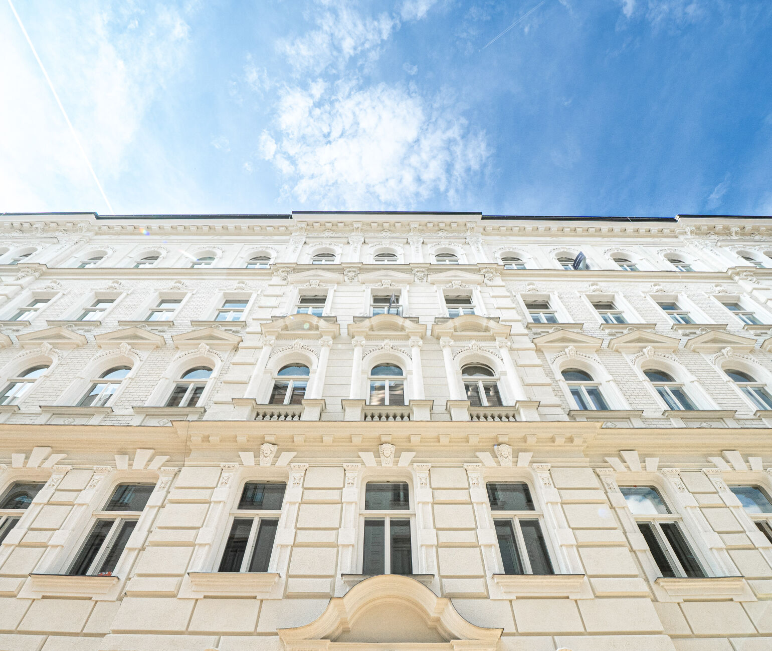 Historische Stuckelemente und reich gegliederte Fassade: Bei der Revitalisierung des PRUNKSTÜCKS wurde die charakteristische Gründerzeitarchitektur detailgetreu erhalten.