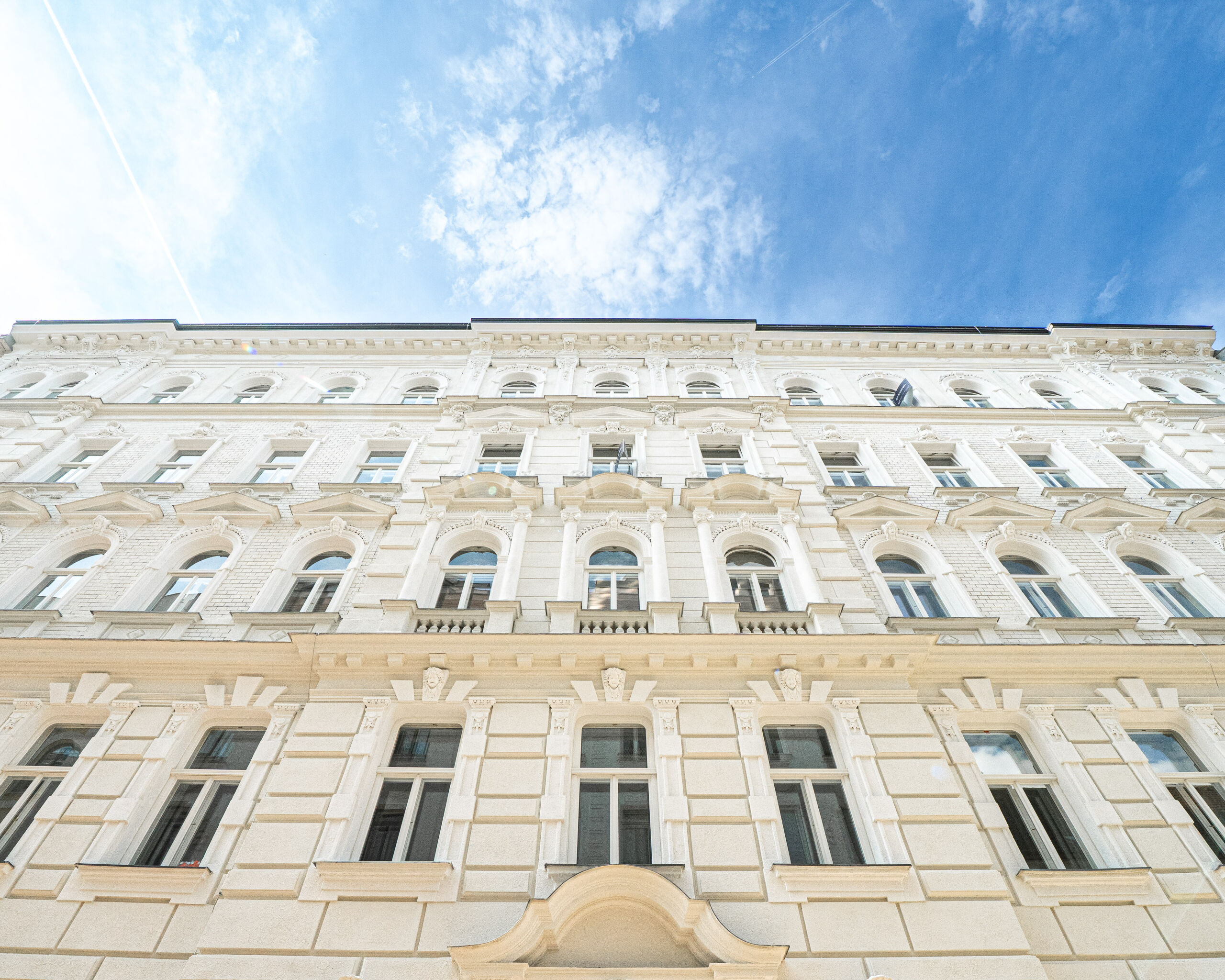 Historische Stuckelemente und reich gegliederte Fassade: Bei der Revitalisierung des PRUNKSTÜCKS wurde die charakteristische Gründerzeitarchitektur detailgetreu erhalten.