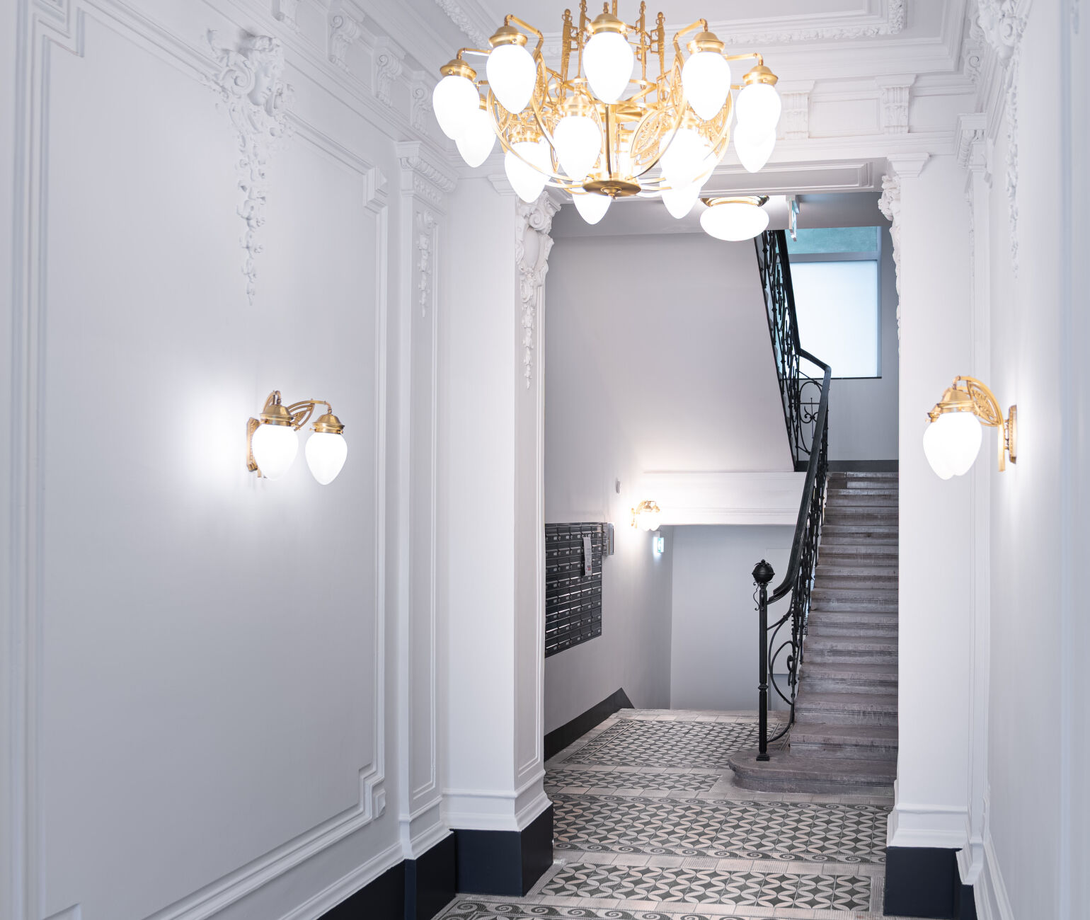 Das hochwertig revitalisierte Stiegenhaus verbindet historische Stuckelemente und ornamentale Bodenfliesen mit erneuerter Beleuchtung und zeitgemäßer Gestaltung. | © 3SI Immogroup