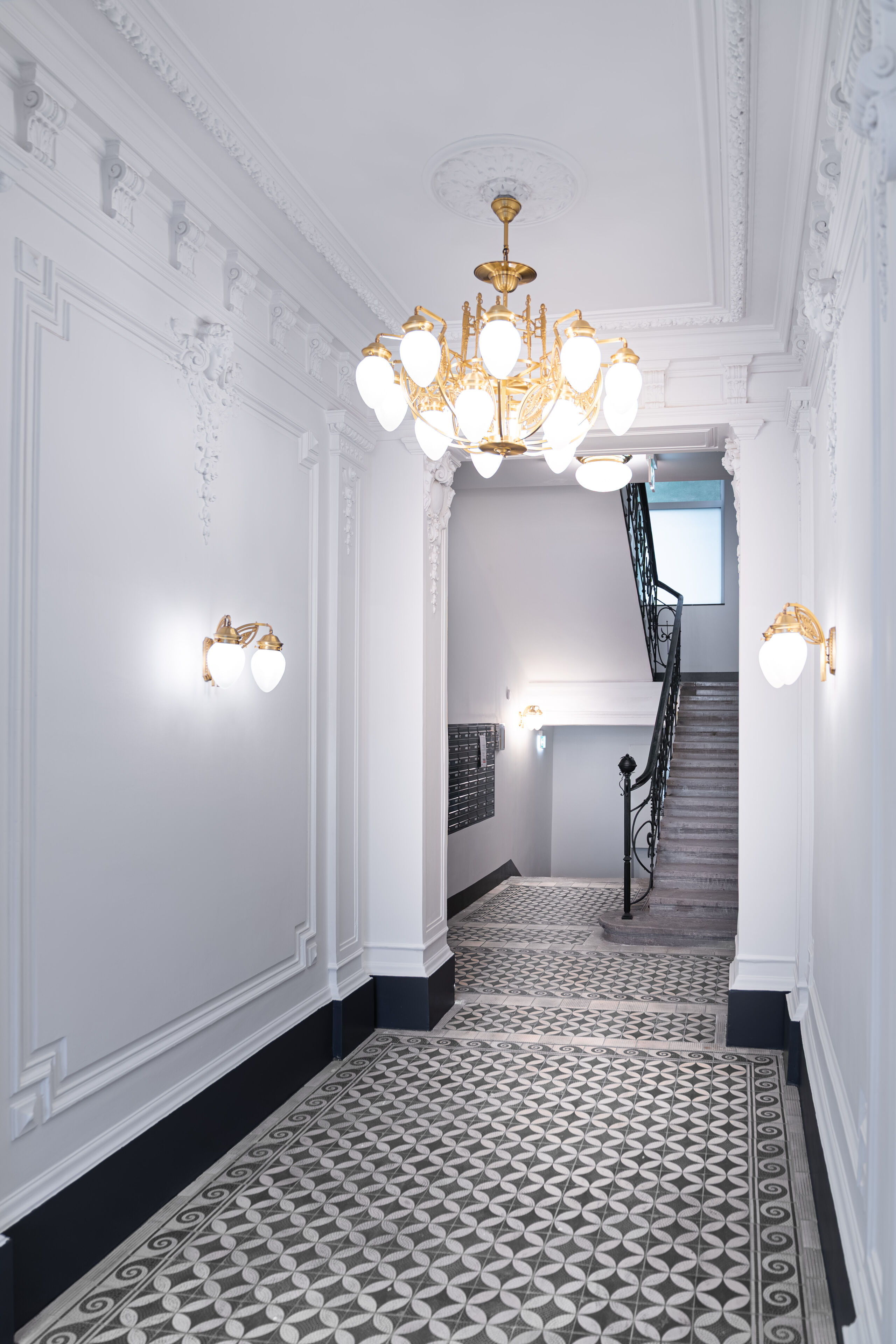 Das hochwertig revitalisierte Stiegenhaus verbindet historische Stuckelemente und ornamentale Bodenfliesen mit erneuerter Beleuchtung und zeitgemäßer Gestaltung. | © 3SI Immogroup