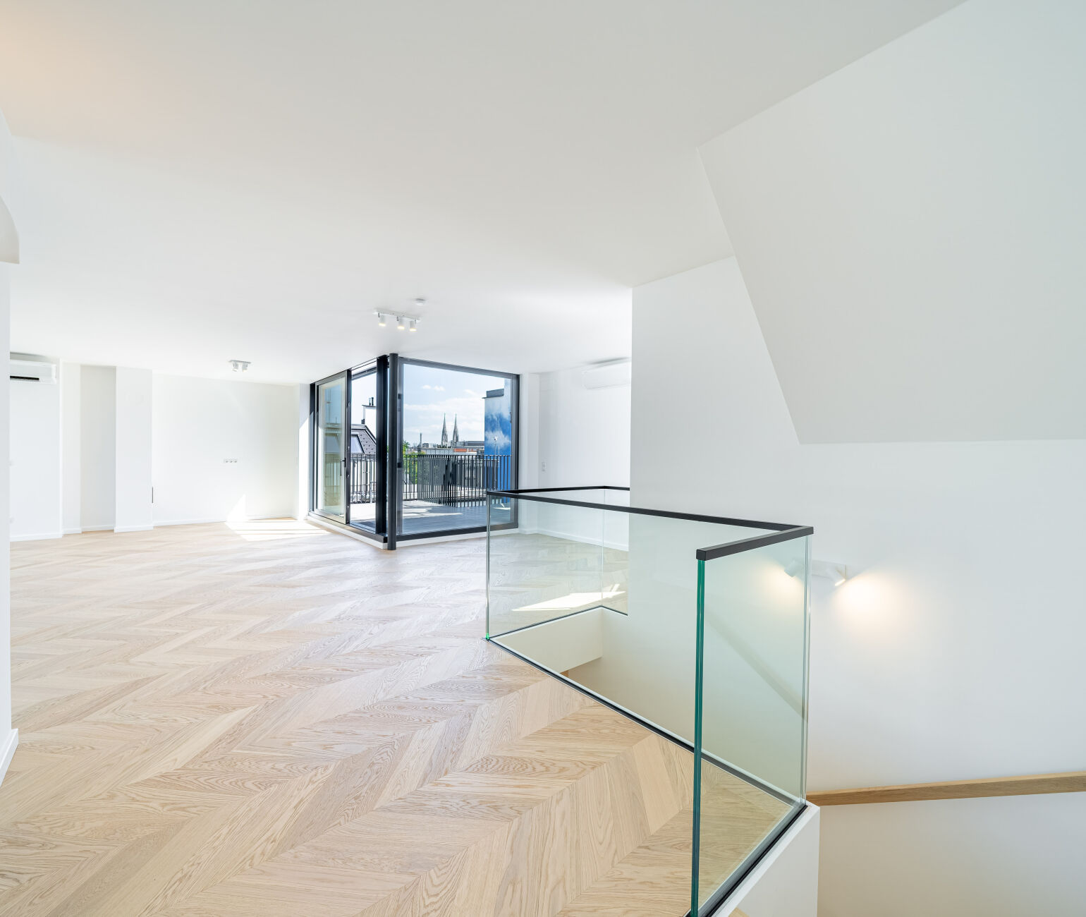 Helle Dachgeschosswohnung im fertiggestellten PRUNKSTÜCK mit Fischgrätparkett, großzügigen Glasflächen und Terrasse. | 