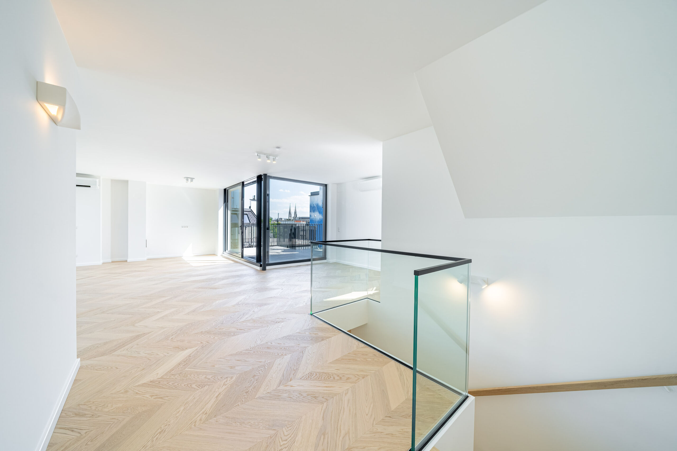 Helle Dachgeschosswohnung im fertiggestellten PRUNKSTÜCK mit Fischgrätparkett, großzügigen Glasflächen und Terrasse. | 