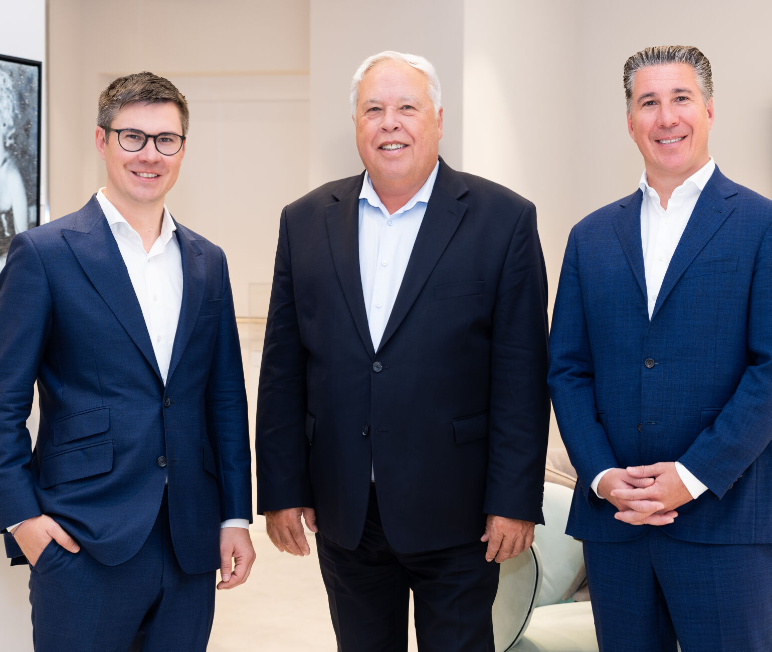 Die Familie Schmidt im exklusiven 3SI Luxury Real Estate Showroom auf der Kärntner Straße 39, v.l.n.r.: Geschäftsführer Claus Schmidt, Geschäftsführer Harald Schmidt und Geschäftsführer Michael Schmidt. 