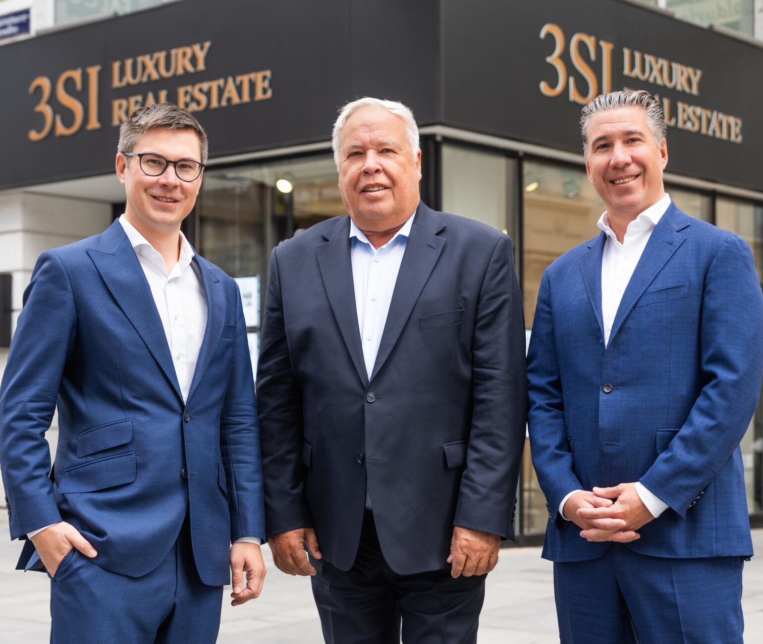 Die Familie Schmidt vor dem exklusiven 3SI Luxury Real Estate Showroom auf der Kärntner Straße 39, v.l.n.r.: Geschäftsführer Claus Schmidt, Geschäftsführer Harald Schmidt und Geschäftsführer Michael Schmidt.