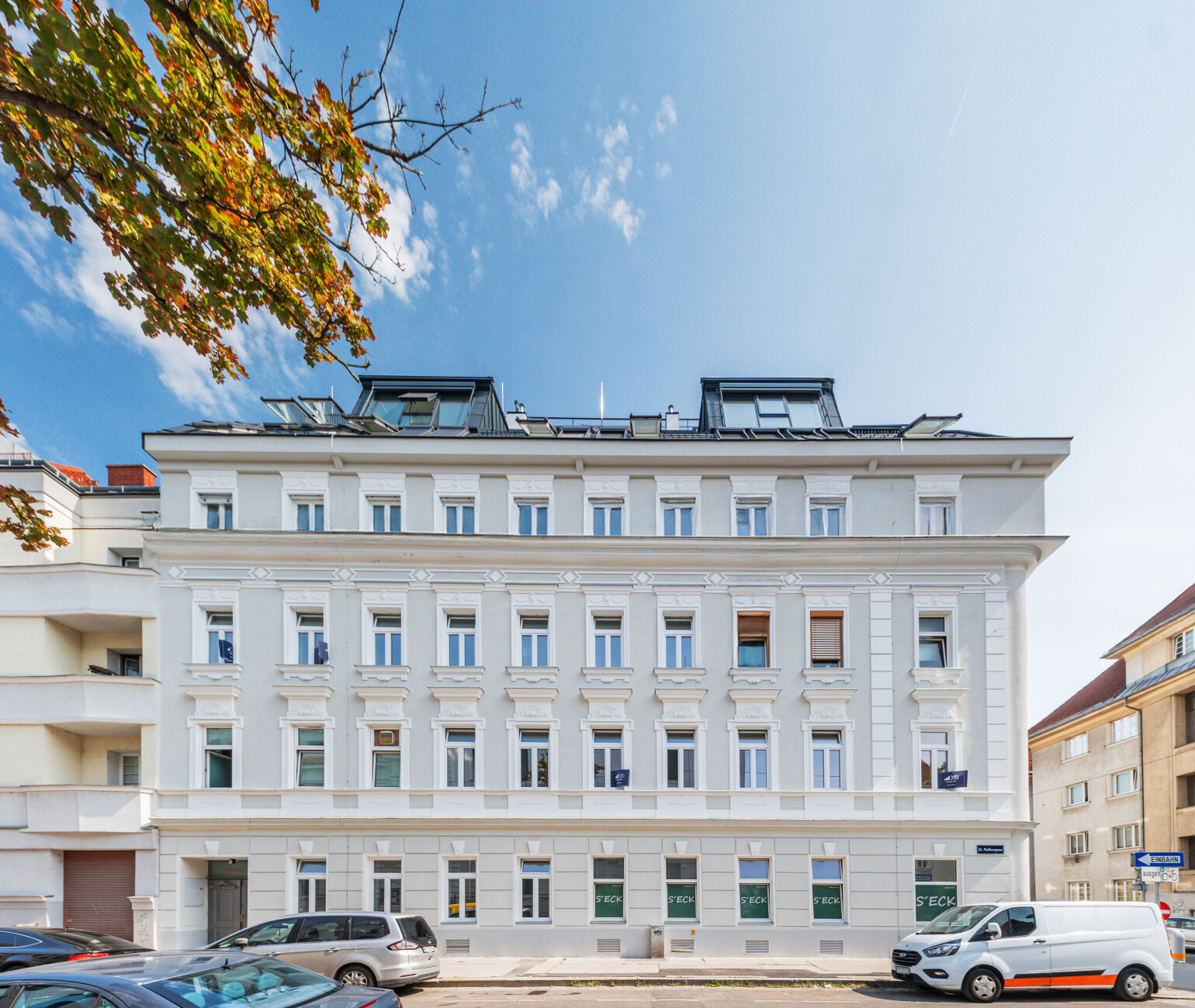 Auf diesem Bild befindet sich der liebevoll revitalisierte Gründerzeit-Altbau in der Meissnergasse 2 1220 Wien.