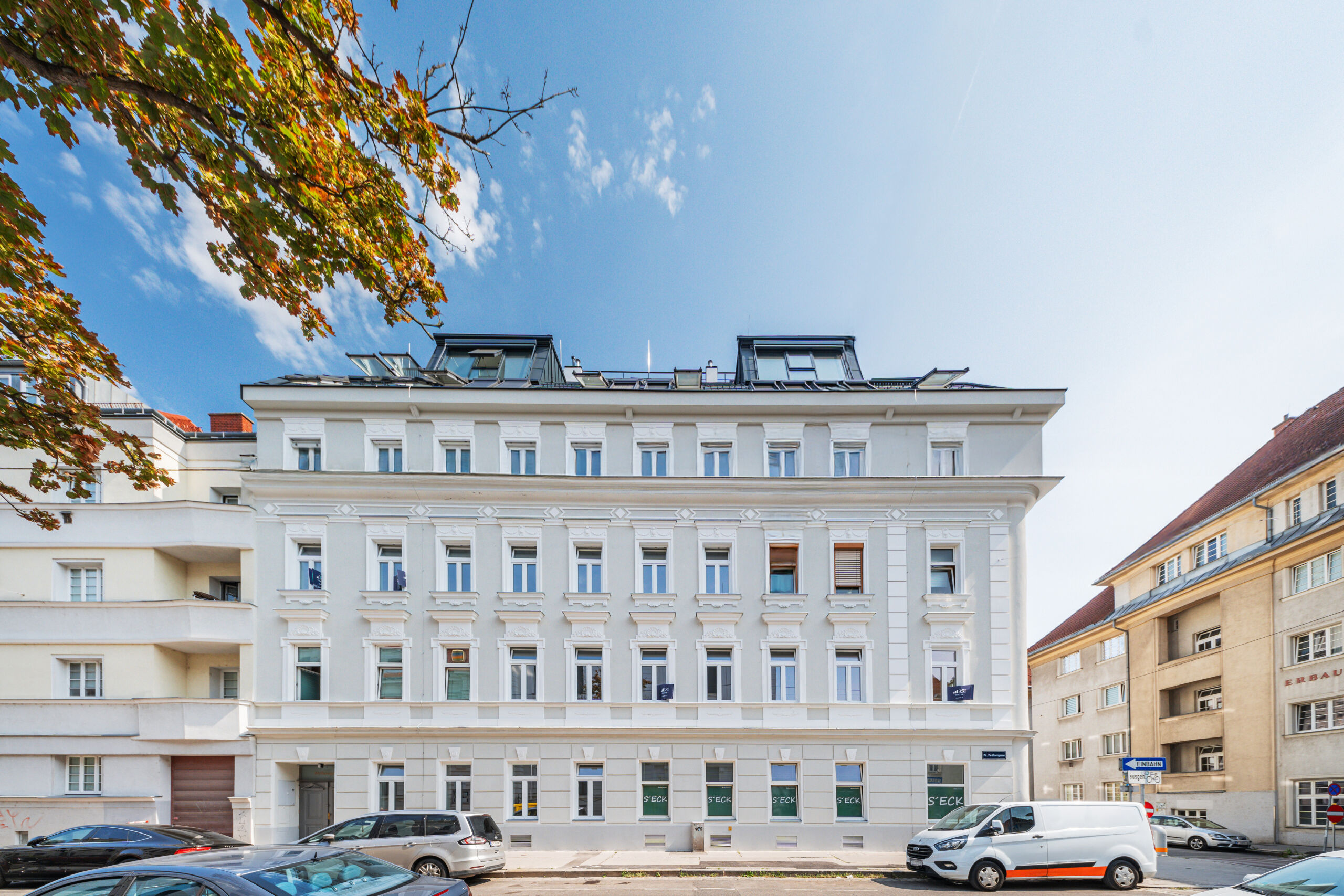 Auf diesem Bild befindet sich der liebevoll revitalisierte Gründerzeit-Altbau in der Meissnergasse 2 1220 Wien.