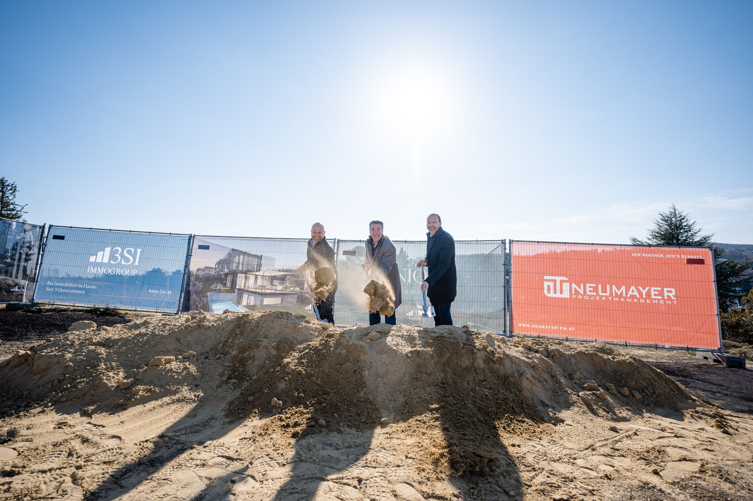 Architekt Peter Steininger, Bauherr Michael Schmidt und Markus Neumayer (Baustellenkoordination/Bauaufsicht) (v.l.n.r.) freuen sich auf die Umsetzung dieses einzigartigen Projekts in Döblinger Bestlage.