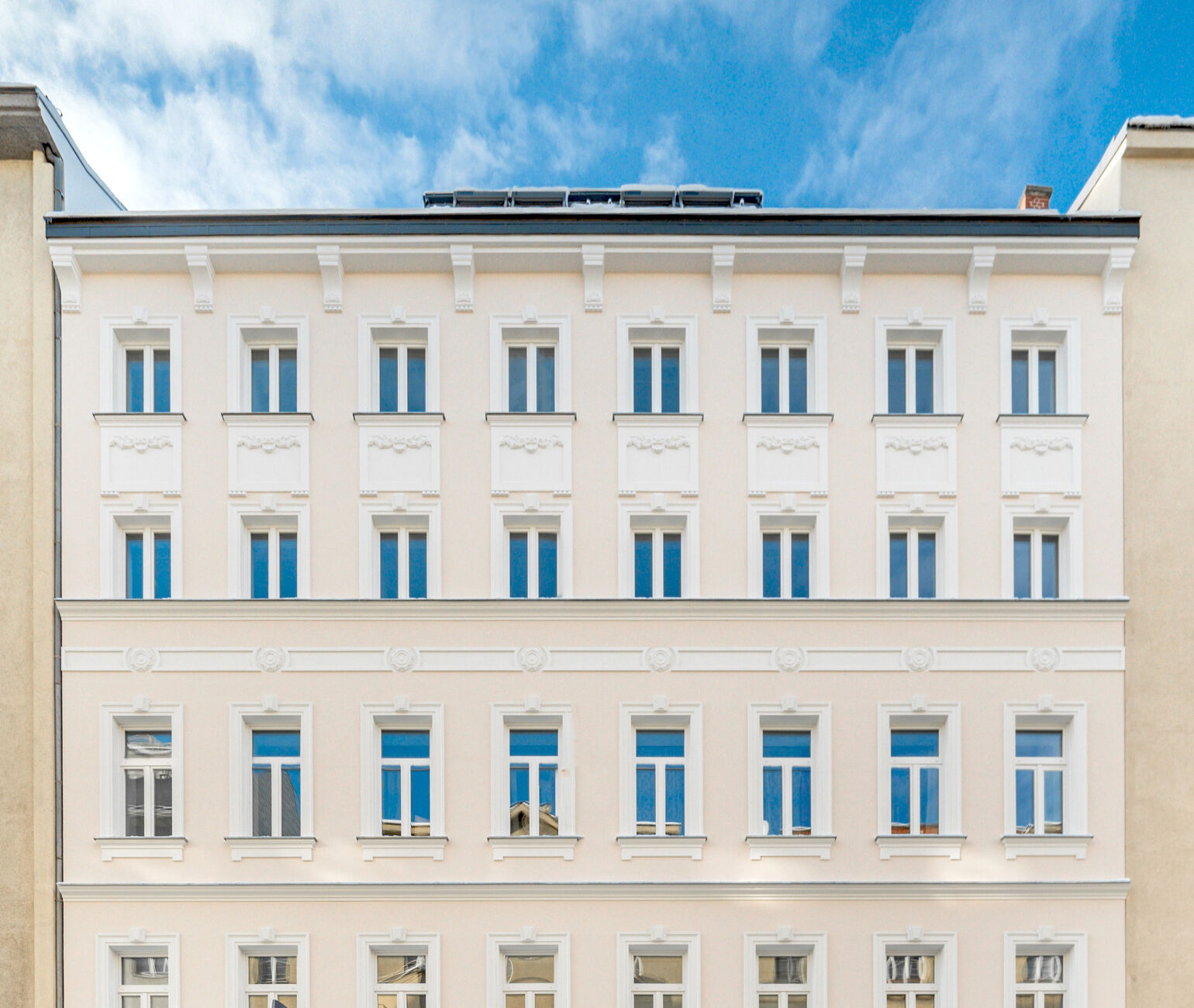 Prachtvoller Abschluss nach zwei Jahren Bautätigkeit: Der Gründerzeitbau in der Petzvalgasse 4, 1040 Wien erstrahlt nun in zartem Beige.
(© 3SI Immogroup | 12-34 Media)