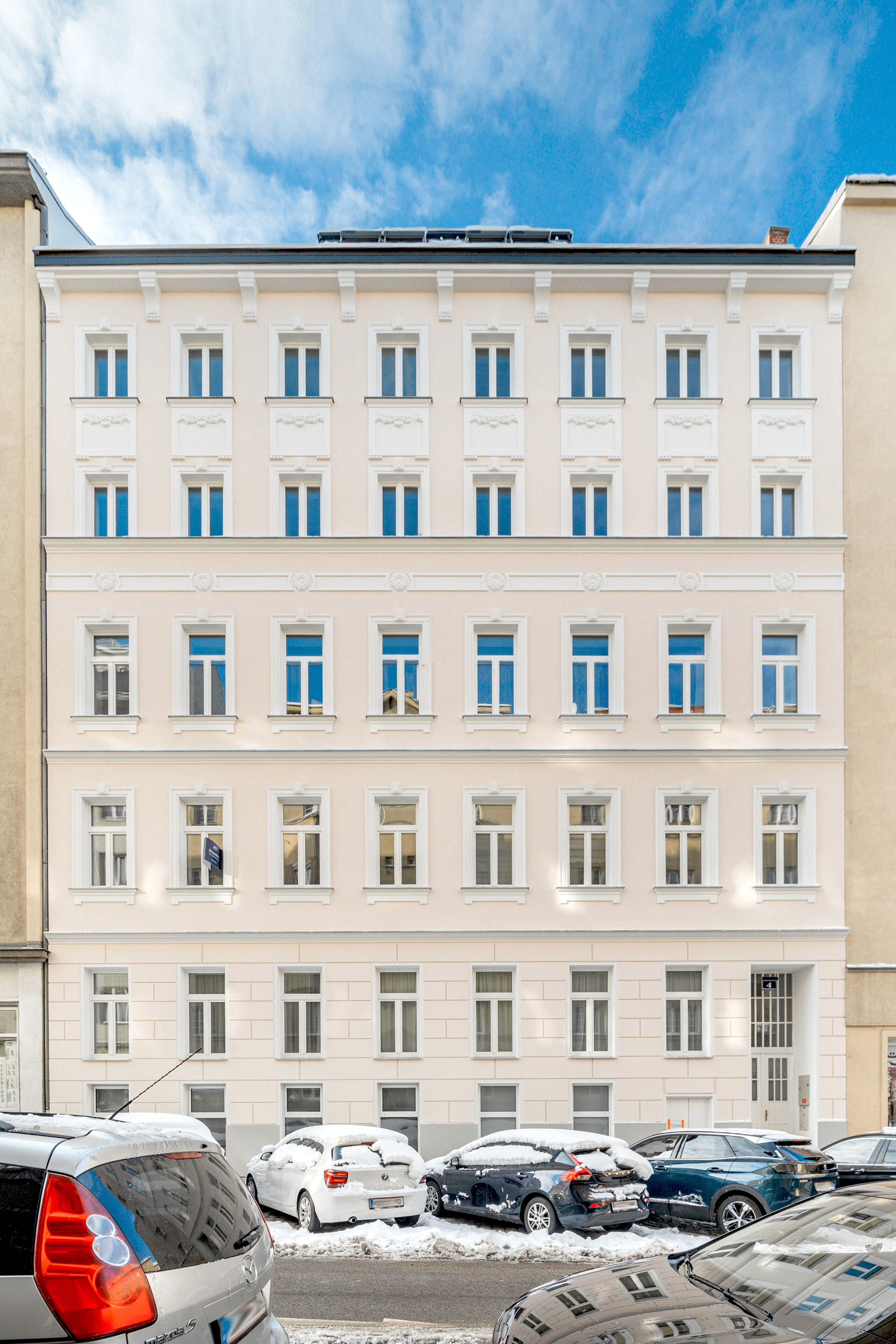 Prachtvoller Abschluss nach zwei Jahren Bautätigkeit: Der Gründerzeitbau in der Petzvalgasse 4, 1040 Wien erstrahlt nun in zartem Beige. 
(© 3SI Immogroup | 12-34 Media)
