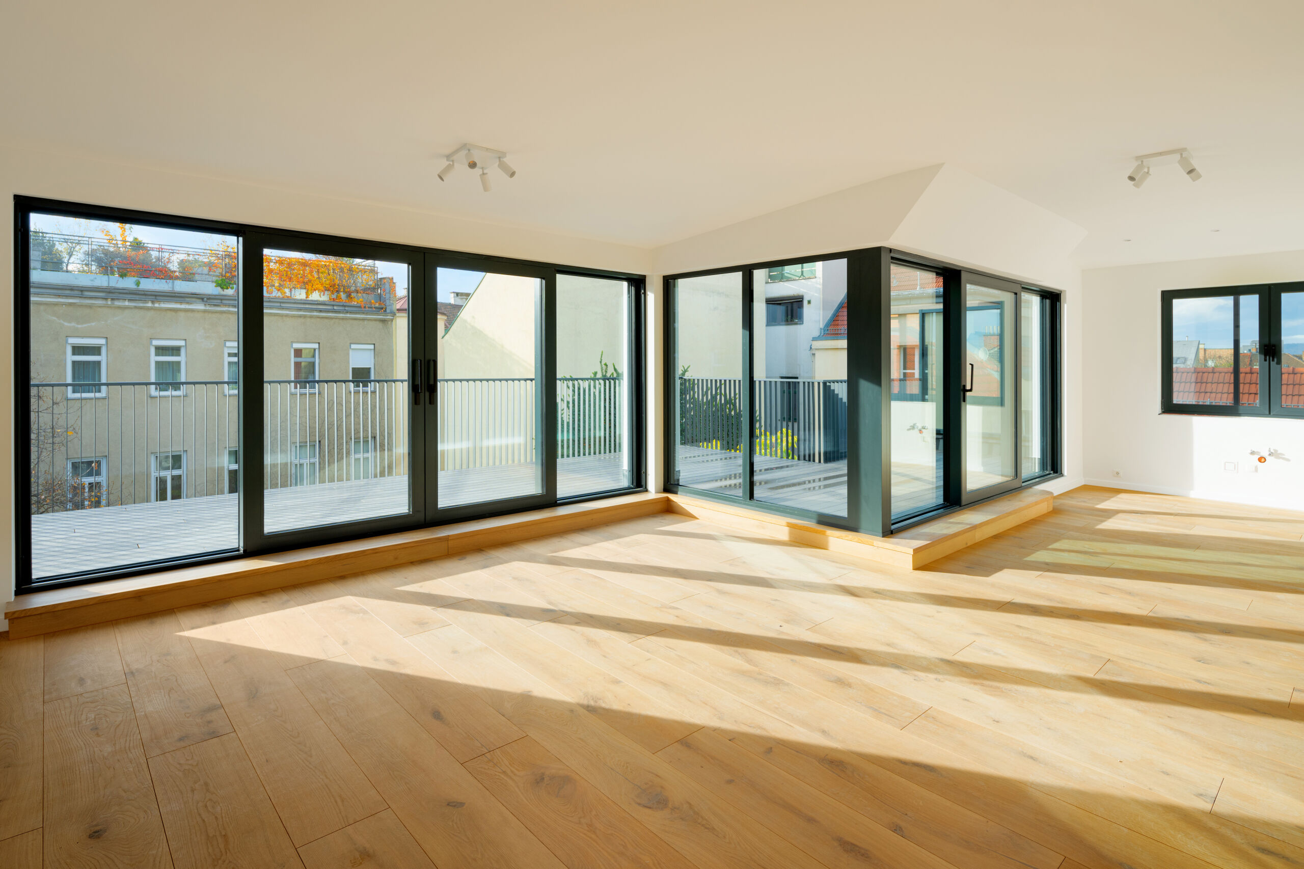 Im Dachgeschoß THE COREs wurden 3 attraktive Penthouses samt weitläufigen Freiflächen neu errichtet. 
(© 3SI Immogroup | Martin Jager)
