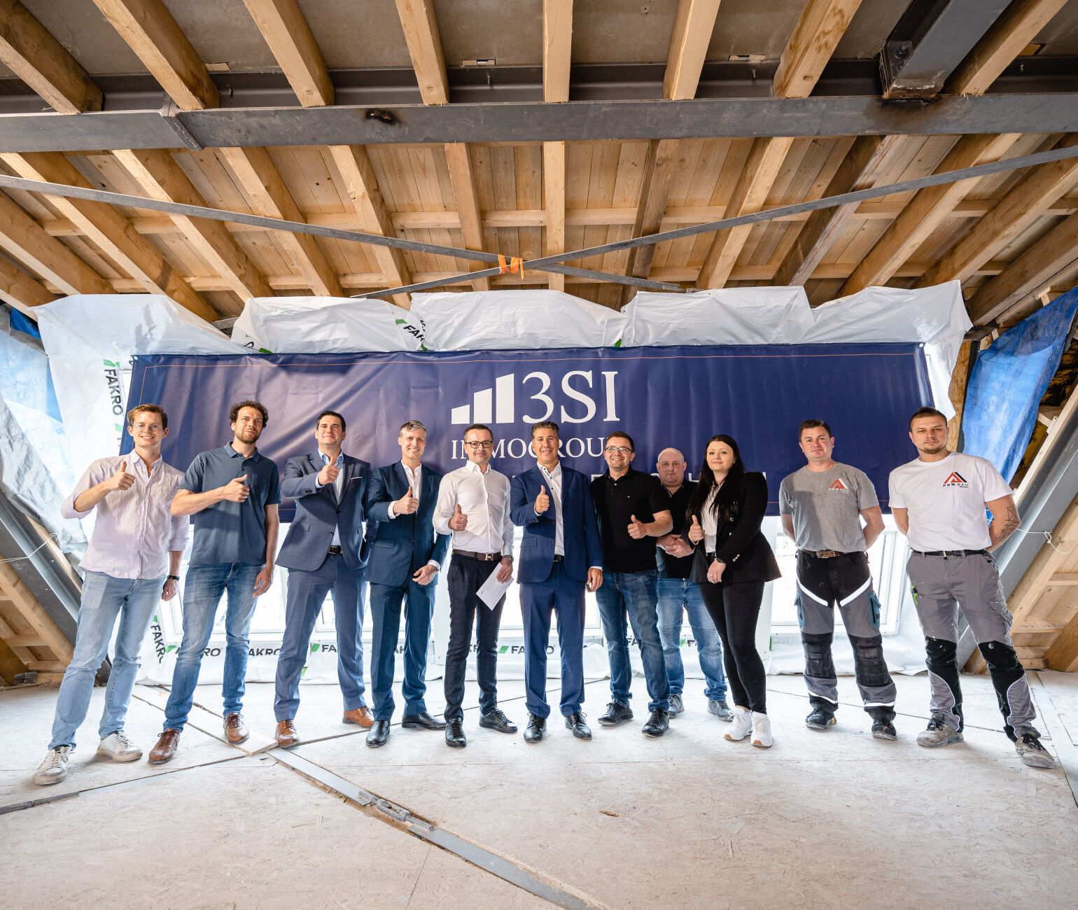Dachgleiche: Der prachtvolle Stilaltbau “The Heritage” in 1030 Wien nähert sich seiner Fertigstellung. (Benjamin Buchta (3SI), Thomas Giesinger (3SI), Mario Pichler (3SI), Martin Haas (Architekt Haas), Łukas Pyrek (Bauunternehmen), Michael Schmidt (3SI), Jakób Mróz (Bauunternehmen), Dariusz Florek (Polier), Marzena Prosowicz (Bauunternehmen), v.l.n.r.)