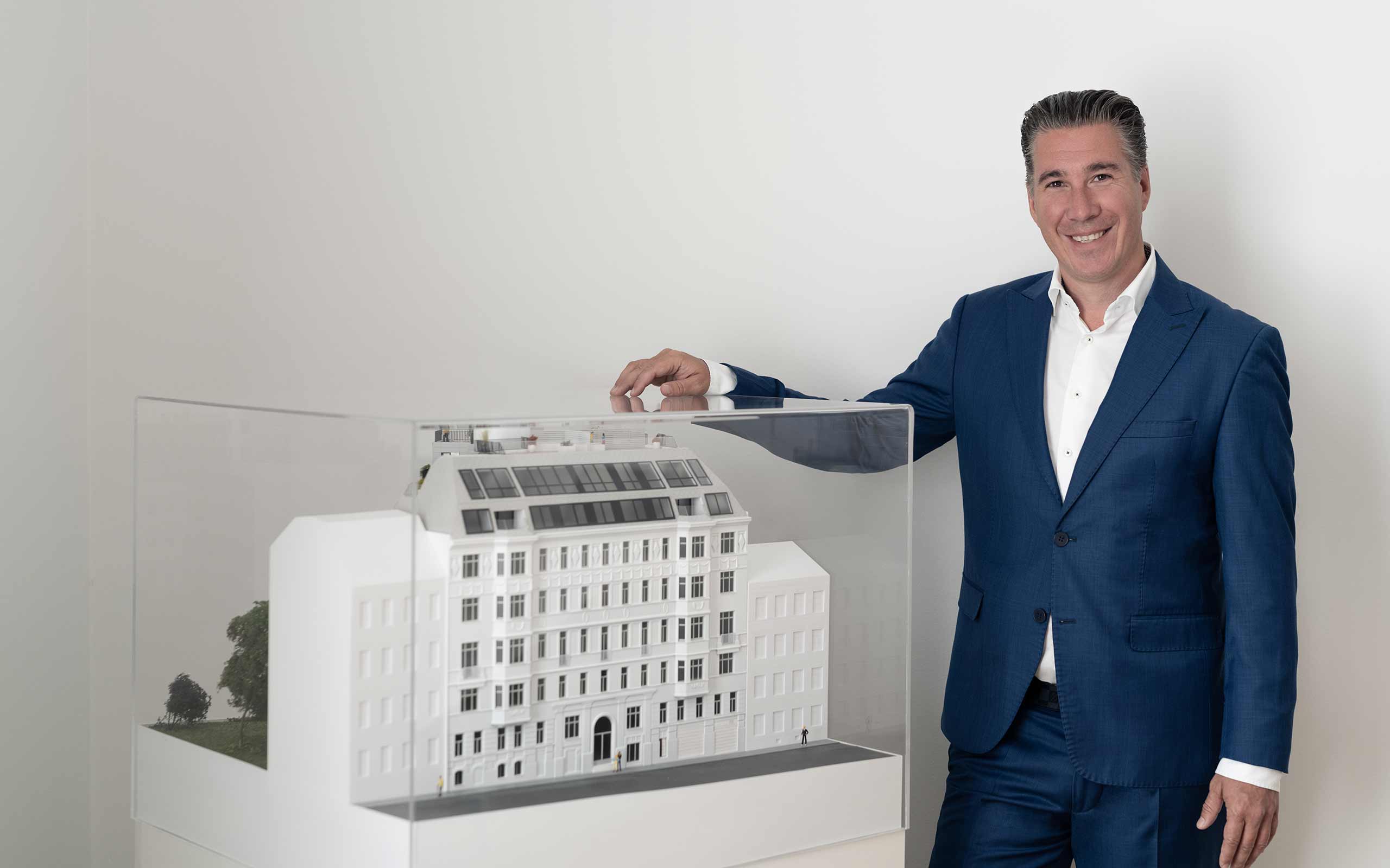 Ing. Michael Schmidt präsentiert stolz ein Modell des Zinshauses The Masterpiece Skodagasse 15 1080 Wien