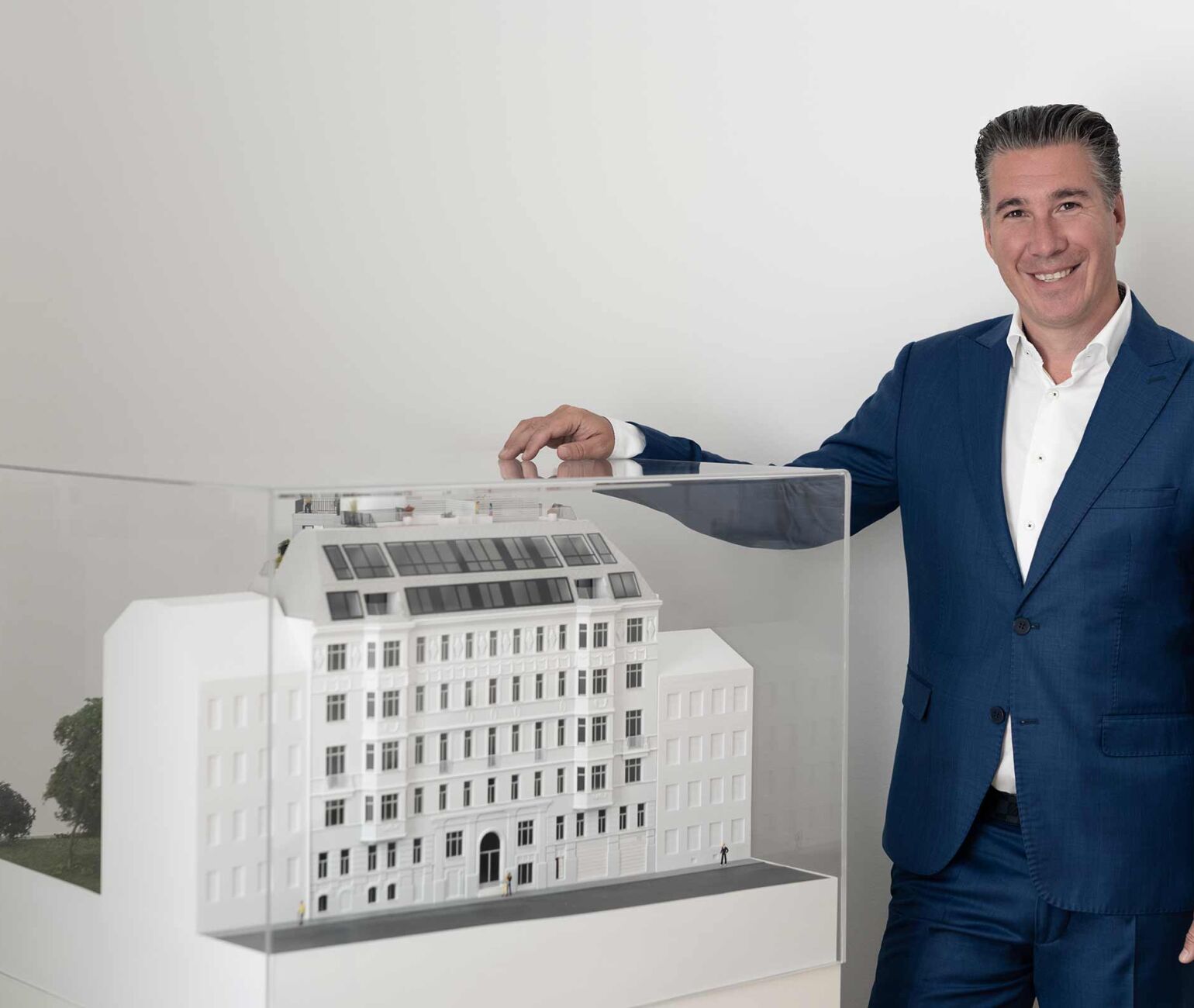 Ing. Michael Schmidt präsentiert stolz ein Modell des Zinshauses The Masterpiece Skodagasse 15 1080 Wien