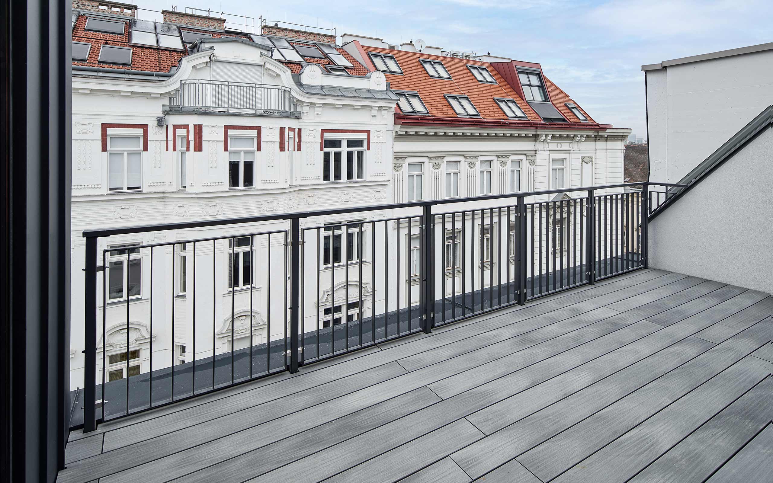 Großzügige Balkone im Zinhaus in der Waltergasse 3 1040 Wien