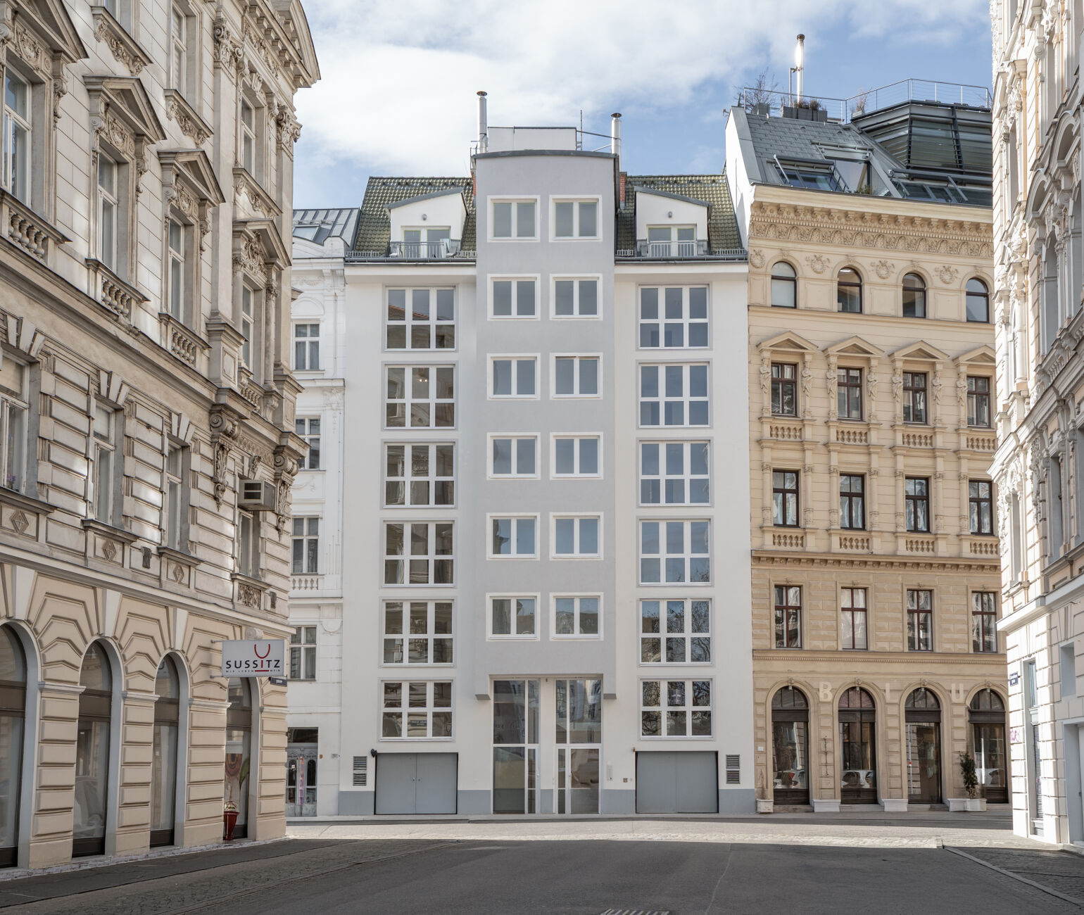 The Pearl fügt sich harmonisch in das historische Stadtbild rund um den Karmelitermarkt ein und verbindet moderne Architektur mit urbanem Flair.