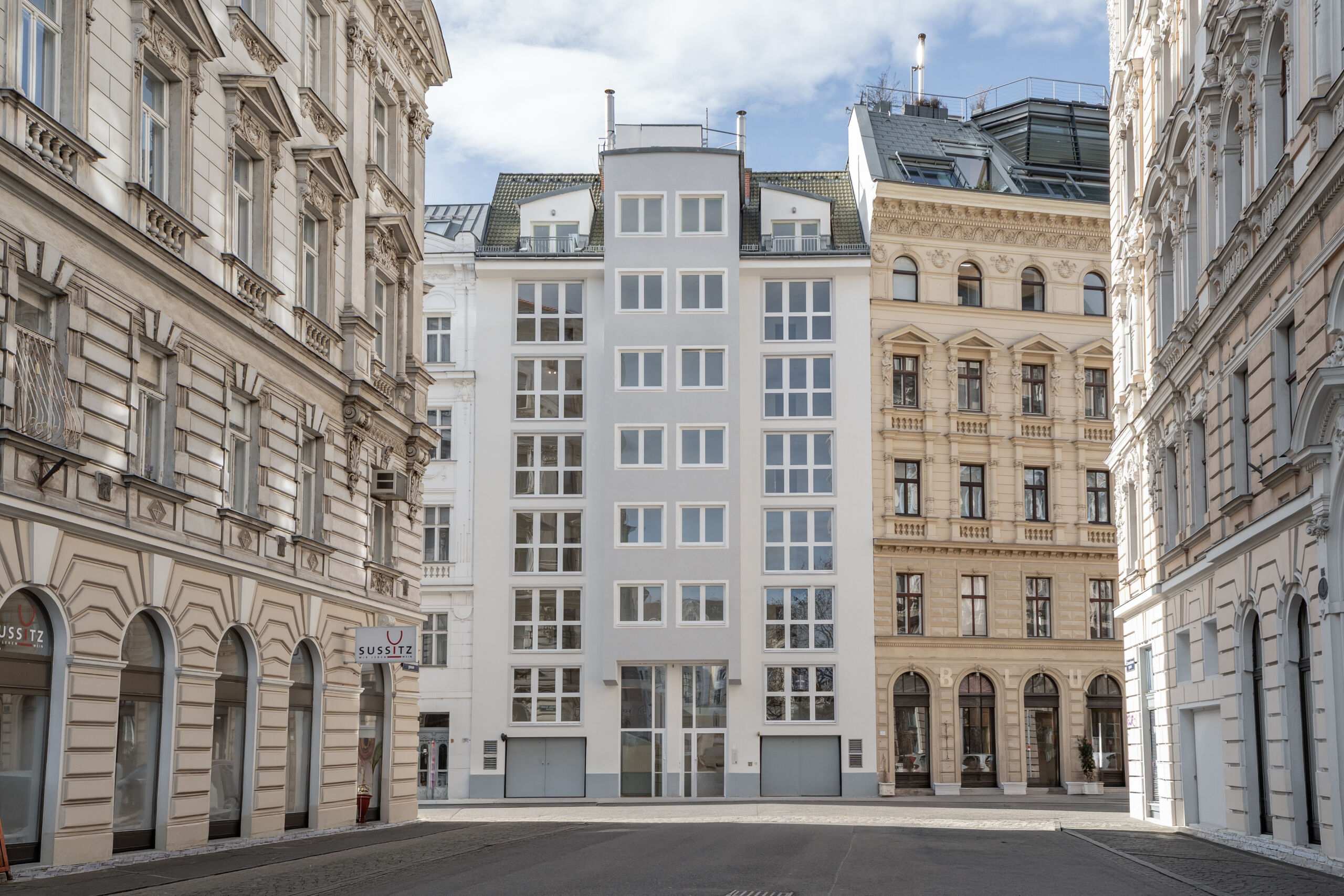 The Pearl fügt sich harmonisch in das historische Stadtbild rund um den Karmelitermarkt ein und verbindet moderne Architektur mit urbanem Flair.