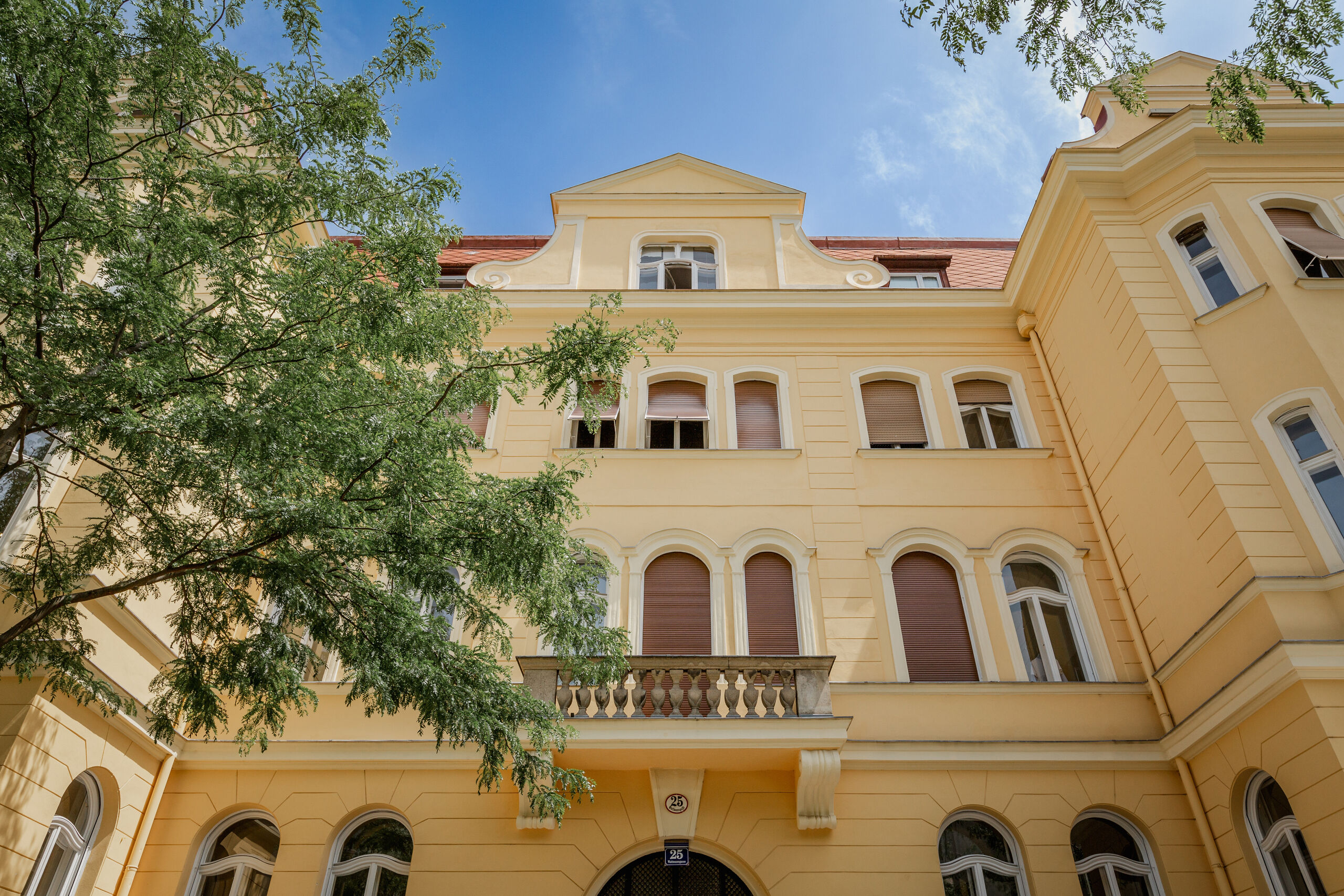 Ganz im imperialen Stil des Schlosses Schönbrunn präsentiert sich die hochwertig revitalisierte Jugendstilvilla unweit der ehemaligen Sommerresidenz des Kaisers.